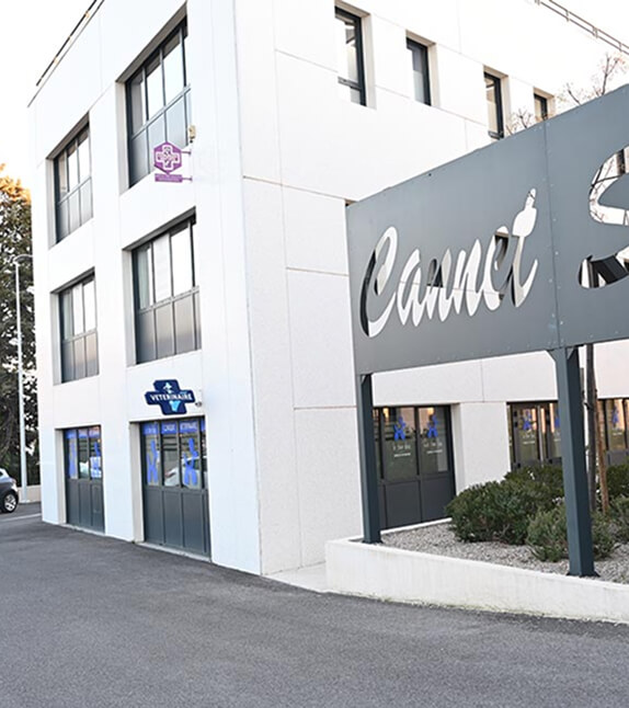 Devanture de la clinique au Cannet-des-Maures